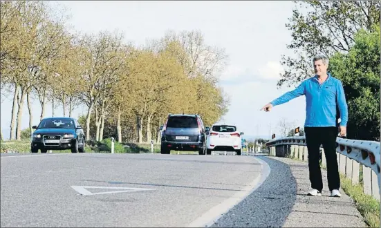  ?? MERCÈ GILI ?? Carles Soria muestra el punto de la carretera donde se cree que un conductor que circulaba a 160 km/h causó la muerte de su hija