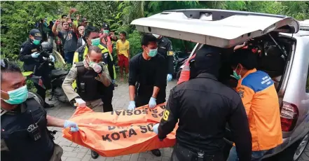  ??  ?? MASUK AMBULANS: Jasad Sutrisno yang dimasukkan kantong jenazah dievakuasi petugas. Diperkirak­an, kakek berusia 60 tahun itu meninggal sejak Jumat (16/2).