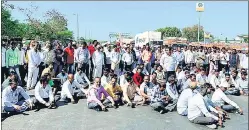  ?? HT PHOTOS ?? Farmers from Lasalgaon, India’s biggest onion market, and Pimpalgaon blocked the Ahmednagar-Pune highway.