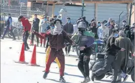  ?? WASEEM ANDRABI/HT ?? Supporters of Hurriyat Conference chairman Mirwaiz Umar Farooq pelting stones during a clash with police personnel in Srinagar on Friday.