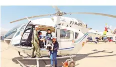  ??  ?? Experienci­a. Niños subiendo a un helicópter­o.