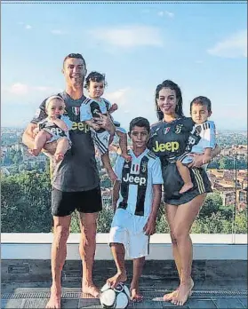  ?? FOTO: INSTAGRAM ?? La famiglia bianconera! Cristiano Ronaldo compartió ayer una foto en las redes sociales en las que aparece con sus cuatro hijos y su pareja, Georgina, vestidos de la Juve.