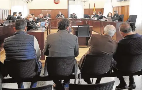  ?? MANUEL GÓMEZ ?? Banquillo de acusados en la pieza de la Sierra Norte del caso ERE que se juzga en la Audiencia de Sevilla//