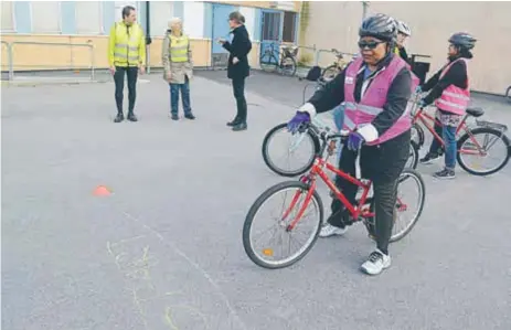  ?? FOTO: KERSTIN GUSTAFSSON ?? START. Marie-Altesse Joseph-Olsson gör sig beredd att cykla iväg. Hon är en av dem som gått cykelkurs i Rinkeby i höst.