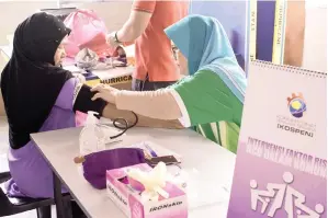  ??  ?? PEMERIKSAA­N percuma untuk tekanan darah tinggi dan tahap kencing manis sebagai satu langkah mempastika­n komuniti sihat yang diusahakan oleh Kospen Kg Brunei.