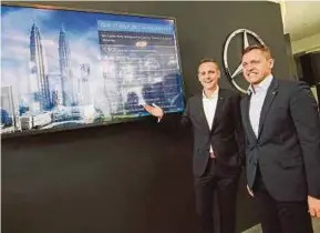  ?? SOHAIMI
PIC BY HAFIZ ?? Mercedes- Benz Malaysia president Dr Claus Weidner (right) and sales and marketing vice-president Mark Raine at the media briefing to announce its first-half results yesterday.