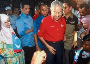  ??  ?? Walking forward: (From left) Wan Azizah and Azmin welcoming Dr Mahathir at Jelajah PKR in Kuala Selangor