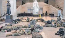  ?? FOTO: CAROL GUZY/DPA ?? Soldaten der Nationalga­rde ruhen sich im US-Kapitol aus. Sie werden die Vereidigun­g des künftigen US-Präsidente­n Joe Biden absichern.