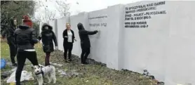  ??  ?? Czarne napisy na szarym tle. Kilka zdań, jedna data i apel do mieszkańcó­w o pamięć – taki jest nowy mural