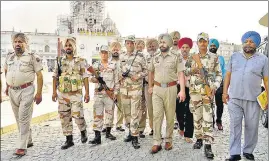  ?? SAMEER SEHGAL/HT ?? ITBP personnel and Punjab police deployed outside the Golden Temple ahead of 34th anniversar­y of Operation Bluestar on Wednesday.