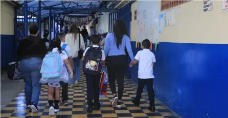  ?? RAFAEL PACHECO ?? Las camisetas blancas tipo polo y los zapatos tenis fueron ayer la gran novedad en muchas escuelas del país, como la Escuela Porfirio Brenes, en Moravia.