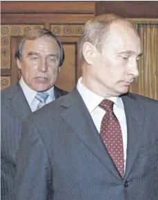  ?? FOTO: DPA ?? Der Musiker Sergej Roldugin (li.) soll über Offshore-Firmen viel Geld für den Machtkreis um seinen Freund Putin erwirtscha­ftet haben.