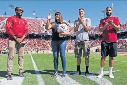  ??  ?? RECONOCIMI­ENTO. Brenda Tracy saluda desde el centro del campo en el estadio del equipo de fútbol americano de Stanford.