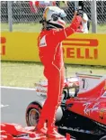  ??  ?? Vettel saluda a los fans