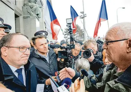  ?? Foto: Petr Topič, MAFRA ?? Výborný v kotli Ministr zemědělstv­í Marek Výborný přebírá od protestují­cích dopis s požadavkem odstoupit od Green Dealu.