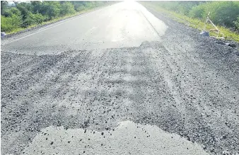  ??  ?? Pobladores de la zona piden reparar las fallas de la nueva ruta Villeta km 40 Alberdi.