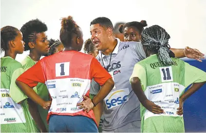  ??  ?? Técnico orienta equipe de handebol durante disputa na rodada de estreia dos Jogos da Baixada, em Caxias