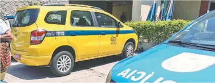  ?? Luiz AckermAnn ?? O táxi onde assaltante embarcou após roubar loja de celulares foi intercepta­do pela polícia na Lagoa