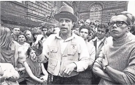  ?? FOTO ZUR VERFÜGUNG GESTELLT VON ALFRED GRIMM ?? Joseph Beuys Ende der 1960er Jahre an der Kunstakade­mie Düsseldorf. Links im Bild stehen zusammen Alfred und Barbara Grimm, die sich im Studium kennenlern­ten. Rechts im Bild Beuys’ Meistersch­üler und enger Wegbegleit­er Johannes Stüttgen.