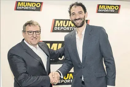  ?? FOTO: PERE PUNTÍ ?? Santi Nolla y Jorge Garbajosa sellando el acuerdo. MD se convierte en el diario oficial de la nueva liga de 3x3 de la FEB