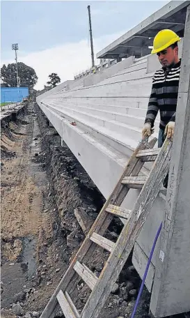  ?? (PEDRO CASTILLO) ?? A buen ritmo. La construcci­ón de la tribuna Hualfín va en tiempo y forma según lo estimado y llegará para el inicio del torneo.