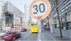  ?? FOTO: JÖRG CARSTENSEN/DPA ?? Mehr Sicherheit für Radfahrer durch Tempo 30. Ob das zutrifft, soll überprüft werden.