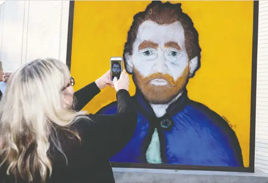  ?? DARREN MAKOWICHUK ?? The Masters Gallery in Calgary recently unveiled Van Gogh Observes, an eight-foot by eight-foot bronze portrait by the late artist Joe Fafard.