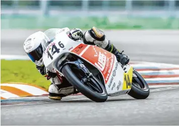  ?? Foto: Stefan Weiß ?? Eine perfekte Kurvenlage zeigte der junge Schwabmünc­hner Motorsport­ler Florian Weiß auf seiner neuen Rennmaschi­ne, einer Honda NFS 250 R der Moto3 Klasse.