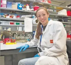  ??  ?? LICENCIADA EN BIOLOGÍA. Jessica Vall en el laboratori­o.