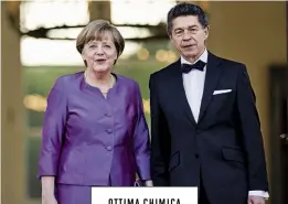  ??  ?? OTTIMA CHIMICA Merkel con il marito Joachim Sauer, 68 anni, professore di Chimica all’Università di Berlino. Entrambi alle seconde nozze, si sono sposati nel 1998.