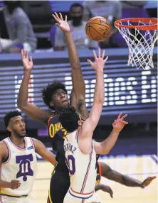  ?? Carlos Avila Gonzalez / The Chronicle ?? James Wiseman (center) had 11 points and four rebounds in a start against the 76ers on Tuesday night.