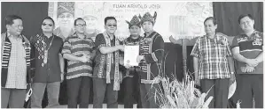  ??  ?? ARNOLD (empat kiri) menyampaik­an anugerah kepada Jaiping. Turut kelihatan Janathan (tiga kiri) dan Janes (empat kanan).