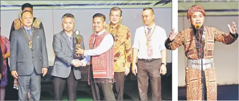  ??  ?? Snowdan presents Michael with his prize. From right are Utusan Borneo managing editor Sulaiman Bujang, See Hua Group Kuching area manager Wong Sing Seng and Churchill. Martin presents his winning speech. — Photos by Muhd Rais Sanusi