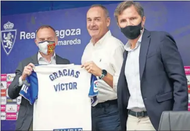  ??  ?? Víctor Fernández posa con la camiseta que le han regalado Christian Lapetra y Lalo Arantegui.