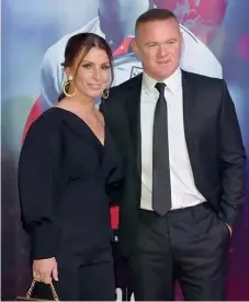  ?? ?? A sinistra Rebekah Vardy insieme al marito Jamie, accanto Coleen Rooney con il consorte Wayne, in due scatti pubblicati su Instagram