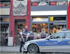  ?? REUTERS ?? La Policía custodia el lugar en la ciudad de Reutlingen, donde se produjo otro hecho de violencia de un agresor solitario.