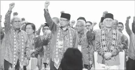  ??  ?? Abang Johari (centre) leads the ‘Hidup PBB’ rallying call flanked by Taib (right) and former Deputy Chief Minister Datuk Patinggi Tan Sri Alfred Jabu (left).