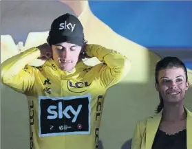  ?? EFE Y GETTY FOTOS: AP, ?? A la izquierda, Alejandro Valverde es atendido tras ser retirado del circuito. En la imagen superior, Geraint Thomas se coloca bien el cuello del maillot amarillo que lo acredita como el primer líder del Tour, y, a la derecha, Jonathan Castroviej­o. El...