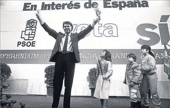  ?? PACO JUNQUERA / GETTY ?? Felipe Gonzalez, rodeado de niños, en un acto de campaña en favor del sí después de superar el “De entrada, no”