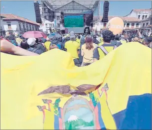  ?? /XCA ?? La bandera de Ecuador estuvo presente en la plaza San Francisco, en donde se concentrar­on cientos de hinchas de La Tri.