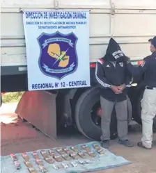  ??  ?? Un oficial de Antinarcót­icos sujeta al chofer del camión que transporta­ba los 19 kilos de cocaína con destino a Montevideo, Uruguay. El vehículo llevaba un cargamento de madera para justificar el largo viaje.