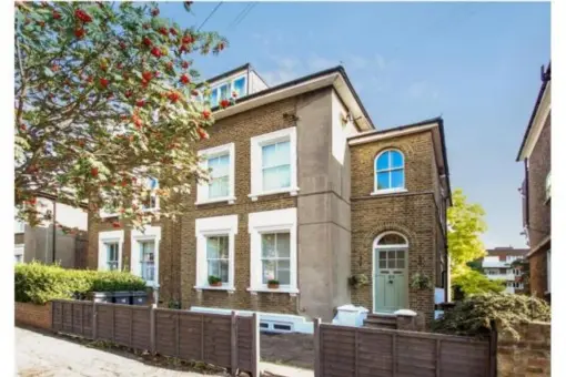  ??  ?? £425,000: a two-bedroom flat near Surbiton station (Zone 6). Call greenfield (020 8012 2391)