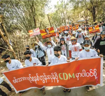  ?? STR/AGENCE FRANCE-PRESSE ?? Les manifestan­ts ont pu entrer en contact avec des internaute­s de Hong Kong ou de Thaïlande, qui leur ont donné des conseils de sécurité pendant les manifestat­ions. Cela aurait été impossible il y a dix ans.