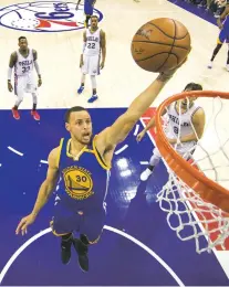  ?? CHRIS SZAGOLA/THE ASSOCIATED PRESS ?? The Warriors’ Stephen Curry goes up for the lay-up Monday during a game against the Philadelph­ia 76ers in Philadelph­ia. The Warriors won 119-108.