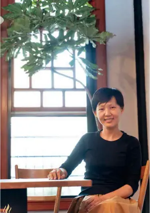  ?? 賴永祥攝 ?? 顧瑋長年關注在地農食，研發出台灣首片「吃」的茶與咖啡。
她創業七次，催生出「吃」的咖啡