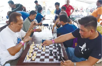  ?? SUNSTAR FOTO/ RUEL ROSELLO ?? PRESIDENTI­AL SEAT. Cepca president Engr. Jerry Maratas makes his move during the club’s monthly tournament at the Mactan Newtown Beach Resort in Lapu-Lapu City.