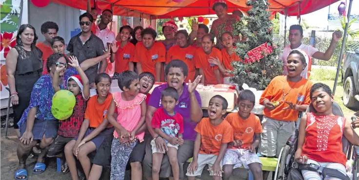  ?? Photo: Waisea Nasokia ?? The Chaudhary family with staff members and children of Treasure House Children’s Home in Nadi on December 25, 2017.