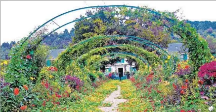  ?? Karl Zimmermann ?? THE GRAND ALLÉE leads to Claude Monet’s house in Giverny, France. The gardens allow visitors to step into the artist’s world.