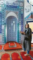  ?? Foto: Maria Heinrich ?? Enise Kaya zeigt in der Gersthofer EyüpSultan-Moschee besondere Details im Gebetsraum.