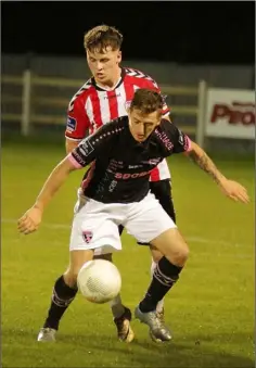  ??  ?? Andy Mulligan holds off Derry City defender Ben Doherty.